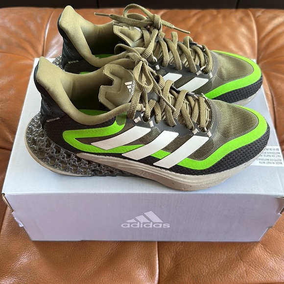 Adidas 4DFWD PULSE 2J size 4 Boys in Metallic Grey / Green - Picture 3 of 9